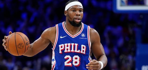 费城76人希望续约大个子球员格尔雄·亚布塞莱。在成功重返NBA之后，亚布塞莱也希
