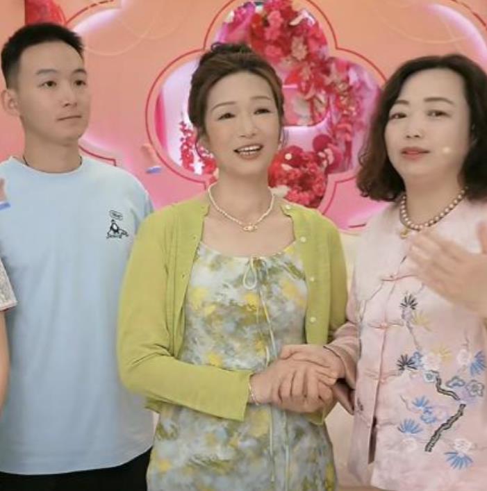 谢浩男妈妈长的大气漂亮，一生扑在养育四个儿女身上，没享受过好吃好穿，勤劳勤俭持家