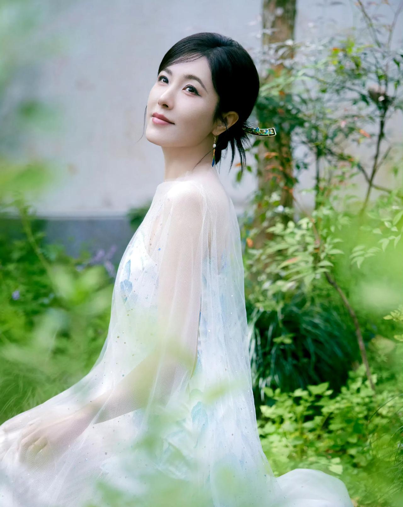 娱乐圈最大的未解之谜，就是央视开校以来的第一美女，至今没结婚没生娃，还不出名，简