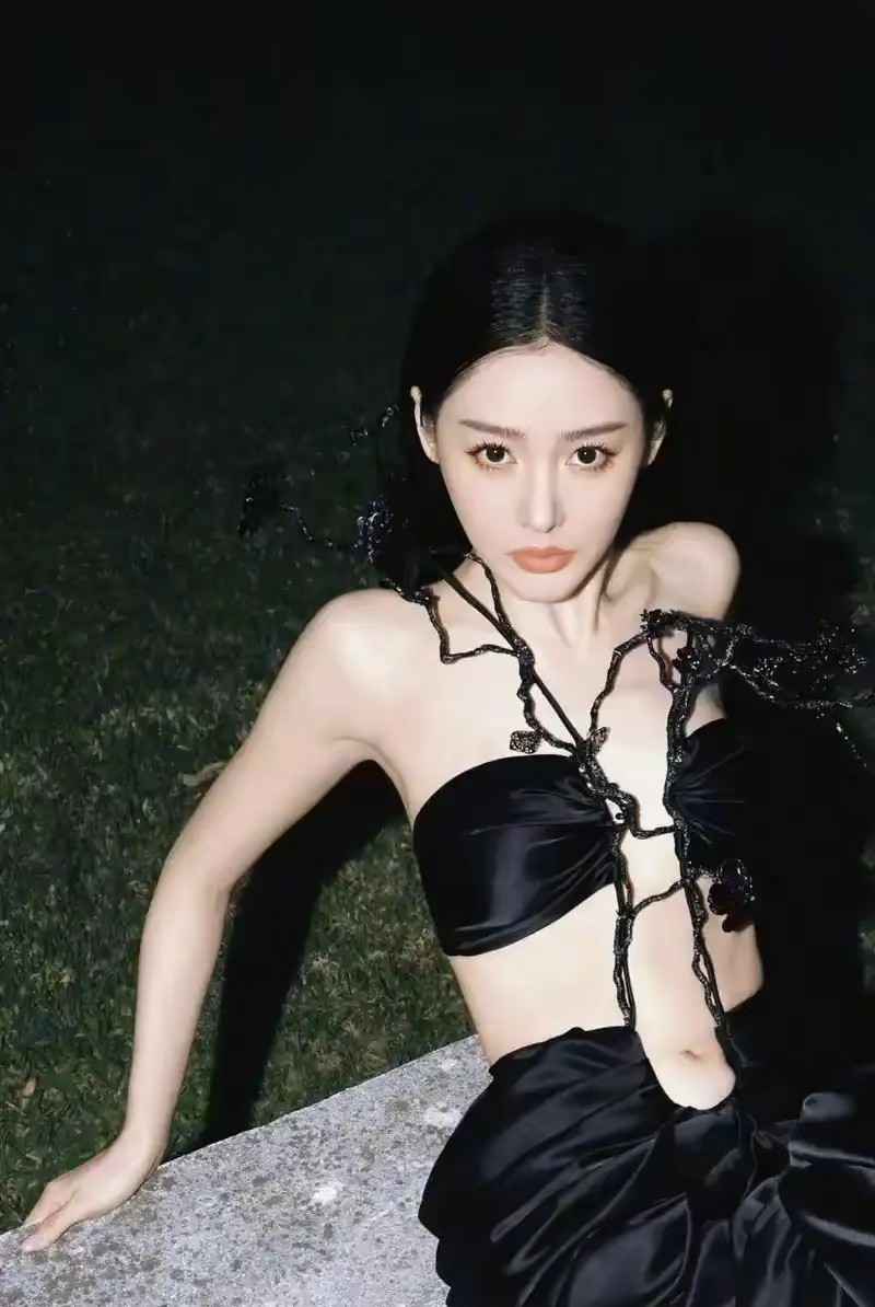 张天爱最近在综艺里的表现挺圈粉的，没想到她私下这么接地气。刷到她教工作人员跳健身