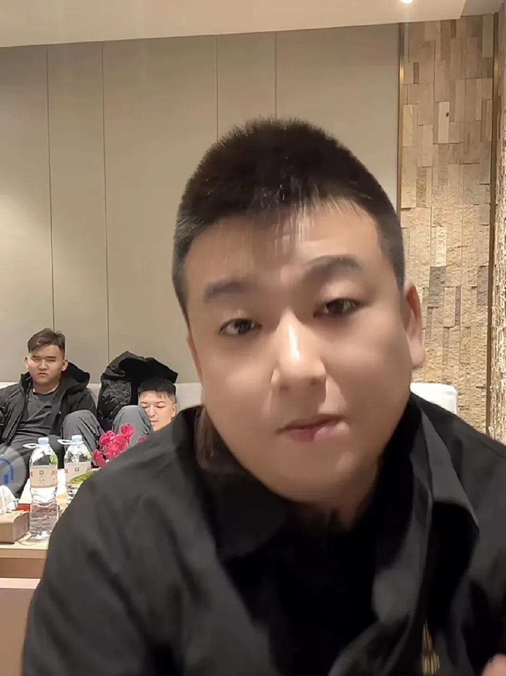 天津李四怼黑粉，我十万加的时候你还是液体呢！
              粉丝问