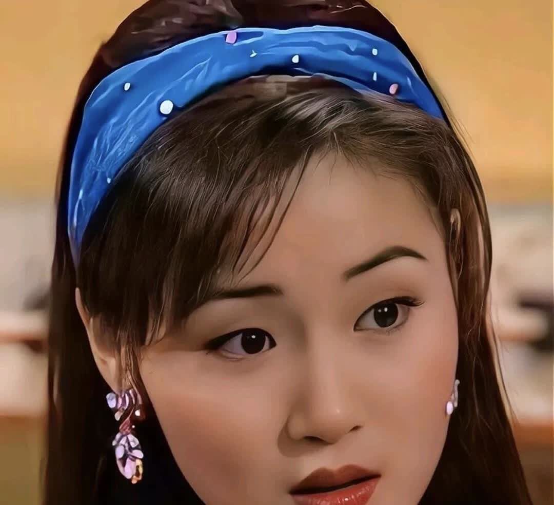提起万绮雯大美女，单眼皮的很好看，很少有人单眼皮的这么好看的吧，还有那洁白如玉的