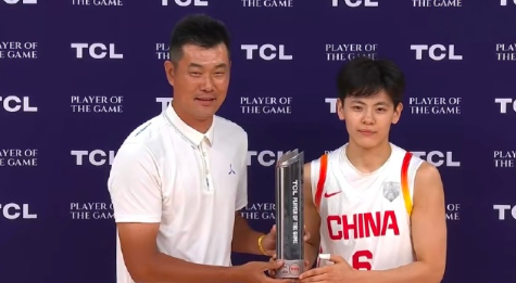 在中国女篮对阵新西兰的比赛中，杨舒予手感滚烫，接连命中三分球，帮助球队建立优势。