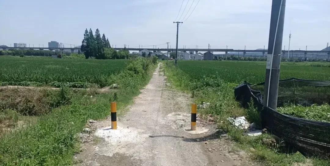 “围村收费”已成为村庄治理与法治边界的一道现实考题。约两米宽的土石路上，停车收费