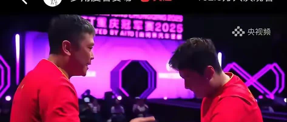 大胖：今天啥颜色对我都不好使。
哈哈，今天梁靖崑和卢伟一上场，大家就注意到卢伟