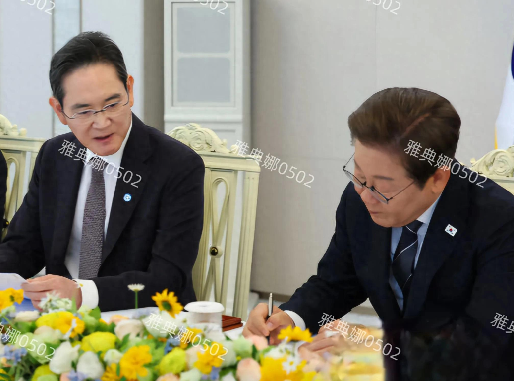 三星会长李在镕发言的时候，总统李在明不但听得很认真还做笔记!
