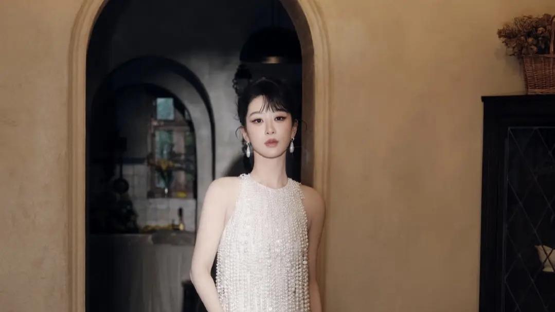 杨紫33岁生日写真：层叠羽瓣裙身展现古典贵族少女感