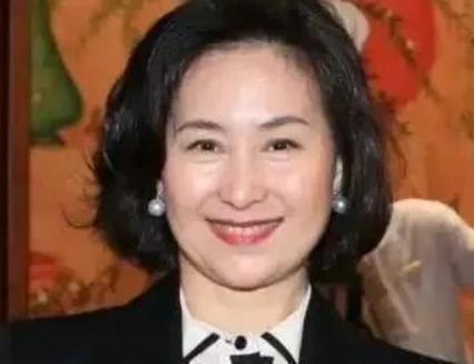 [微风]身价百亿的何超琼，身边常有 10 名保镖、4 名保姆跟着。一天，保姆晶姐
