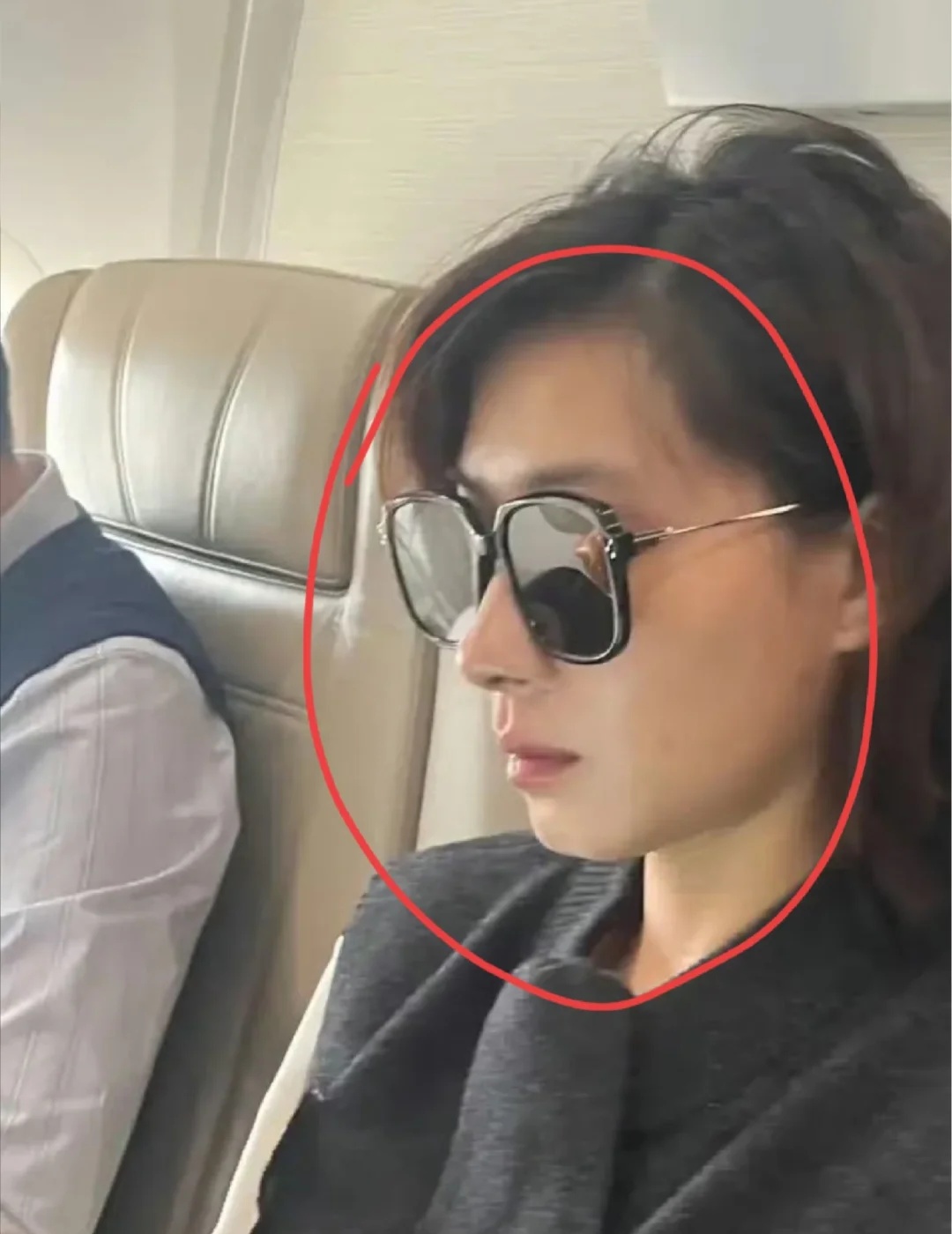 飞机偶遇女明星，气场好强！