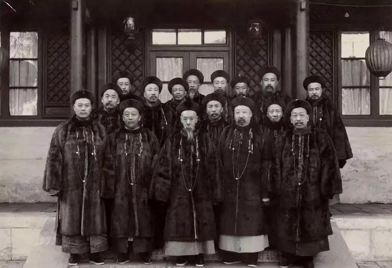 满清灭亡、满人居住的满城被屠一点不冤。因为满清是靠八旗兵打天下，满汉结合坐天下，