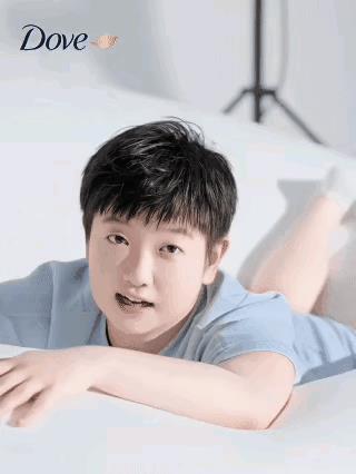莎莎的眼睛像三岁宝宝一样纯真。广告拍完了，她还意犹未尽：“拍完了？”
人见人爱的