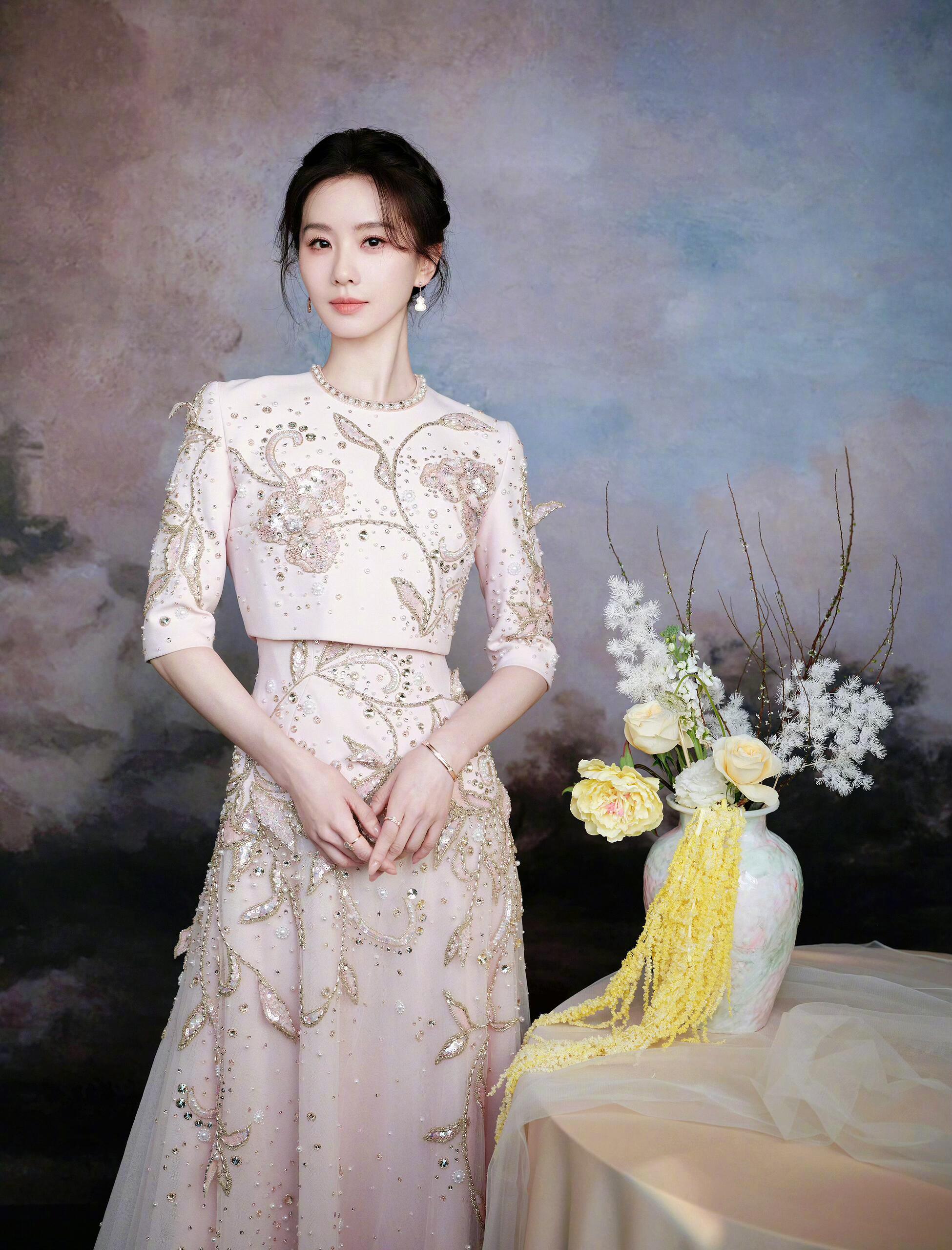 刘诗诗 x Bobbi Brown

刘诗诗亮相Bobbi Brown白瓷艺术展