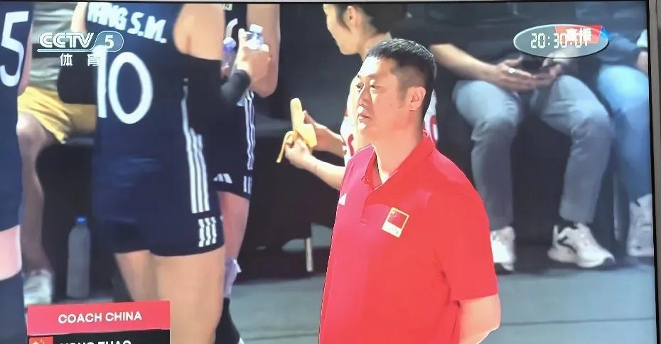女排世锦赛小组赛第2场比赛，中国对阵哥伦比亚。比赛开始，哥伦比亚发球，经过两次往