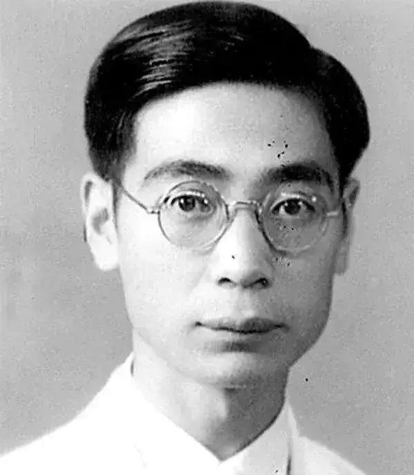 1968年，周总理正在接待外宾，一位秘书匆匆走到他身边，低声低语后，周总理罕见中