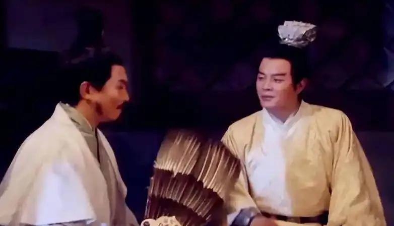 按照现代的说法，诸葛亮用激将法给周瑜念铜雀台赋就是一个典型的制造谣言的诈骗，因为
