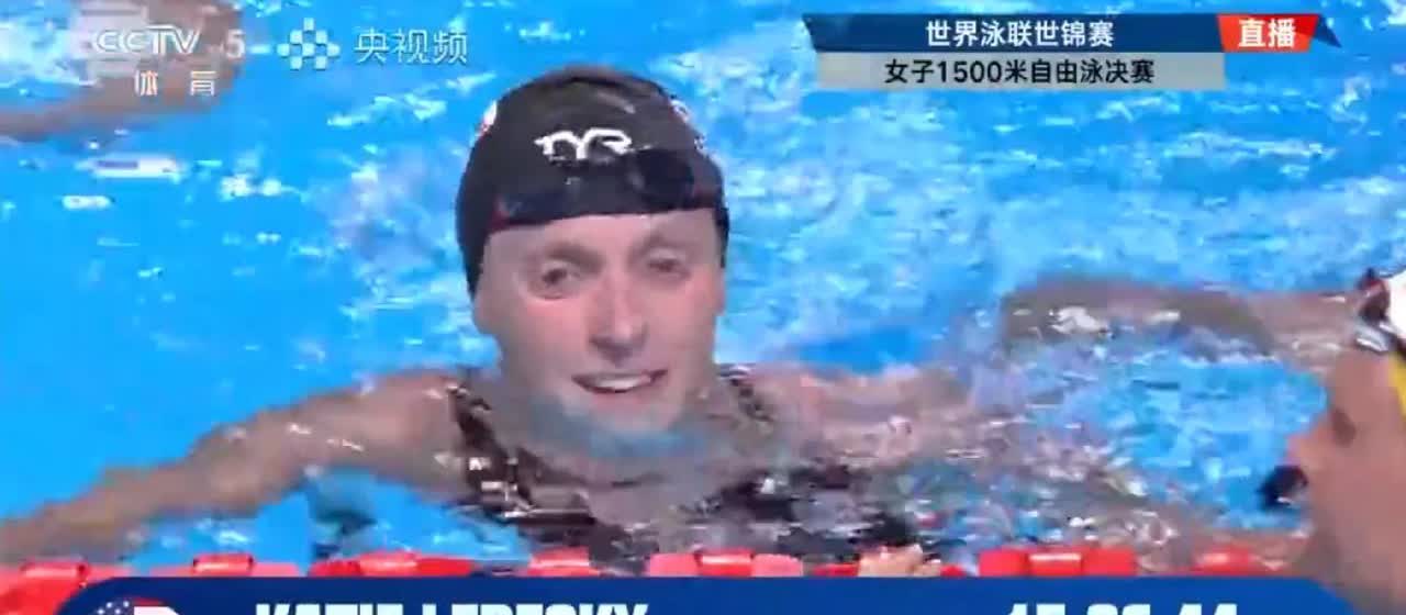 新加坡世锦赛女子1500米自由泳决赛，莱德基毫无悬念夺冠，习惯性拉出20米以上的