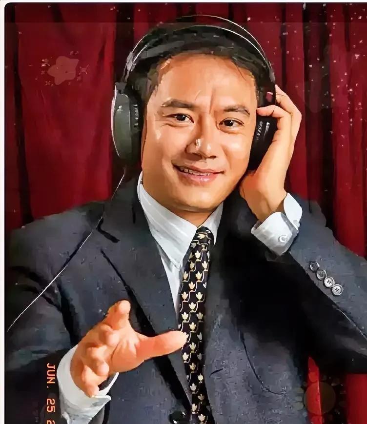 这下可好了，
铁饭碗都丢了，
江苏体育频道的主持人何涛，在解说“苏超”赛事时，说