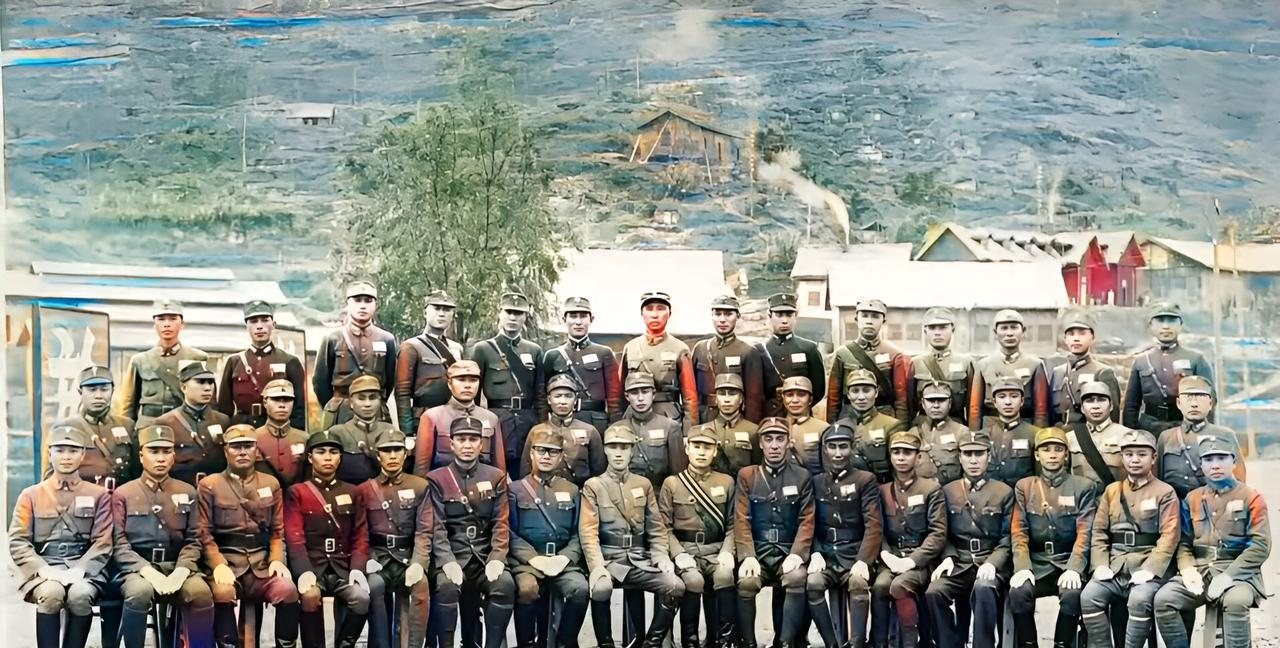 这张照片拍摄于1939年。中央训练团党政训练班第四期官长毕业班留影。这里面有许多