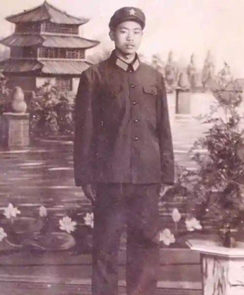 1984年的老山战役中，赵占英烈士遭越军炮击，壮烈牺牲，年仅21岁，而他的母亲却