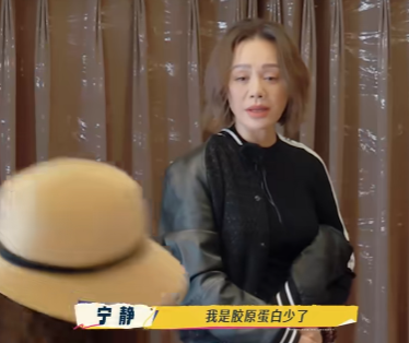 看到宁静早餐只吃了两个鸡蛋，刘晓庆关心地问：“你不是最愿意吃米吗？为什么饭一口没