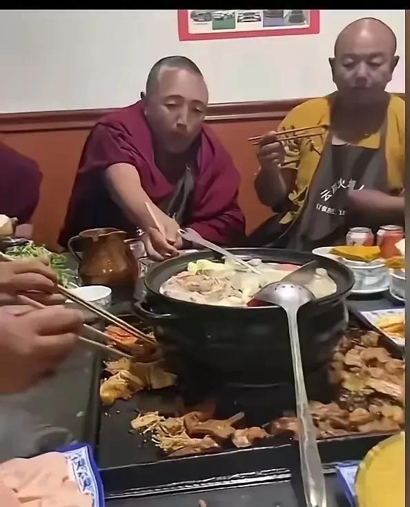 三观被震稀碎！喝酒吃肉生娃，原来大和尚们的生活状态是这样，比鲁智深还花和尚！
少