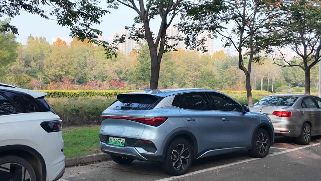 比亚迪车型随处可见，大学老师都在开比亚迪