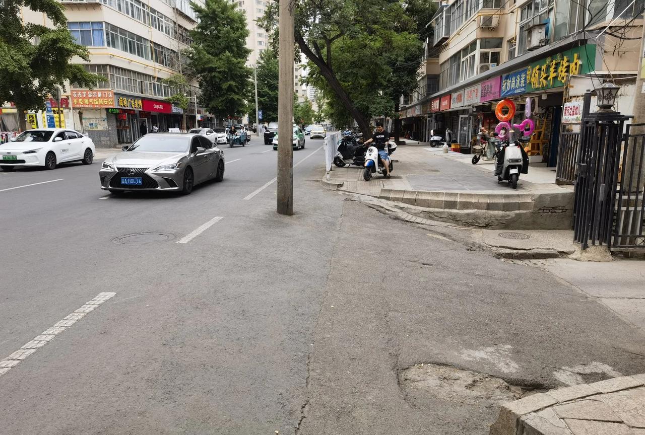 甘南路的这个院子，这为何比路面矮这么多？ 刚刚路过甘南路，看到到兰海商贸城对面的