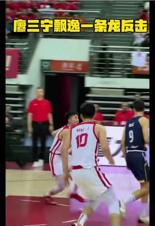 廖三宁飘逸一条龙反击。
中国男篮VS波黑男篮。廖三宁抢到了篮板，自己带球向前推进