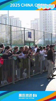 隔了老远，人还没到呢，就听见一阵欢呼“郑钦文！郑钦文！郑钦文！”
这就是中国巨星