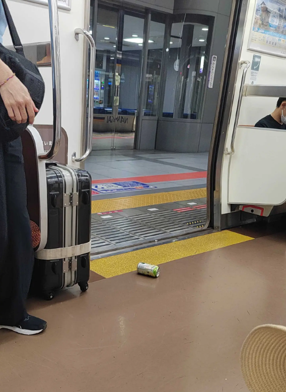 日本地铁上来就是一个垃圾！