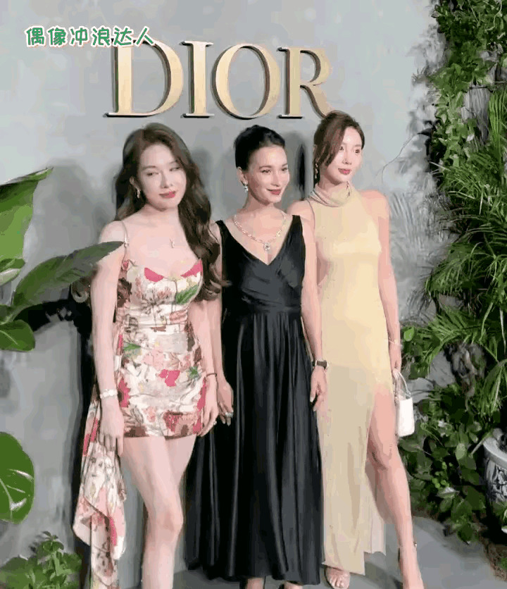 卢靖姗和网红素质对比











这是什么情况？两个网红居然对国际影星