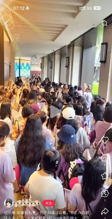 邓为迪奥活动线下人气一直好高
下午四点后的活动，早上六七点已经排了几百人了，好多