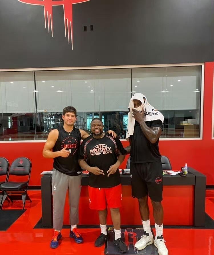 NBA训练师Stanley Remy晒出自己与谢泼德的训练照。