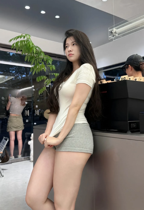 天气还没那么热，女同事这样穿搭，我要不要去跟老板投诉她