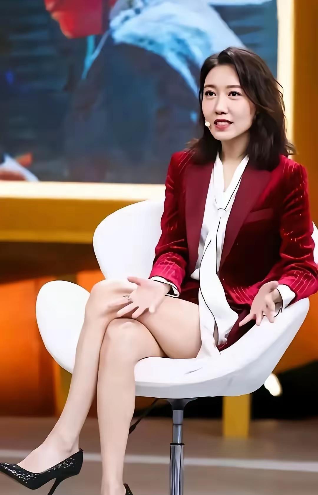高露属于戏红人不红的类型，人长得相当漂亮，演技也很好，演的角色让人印象深刻，可观