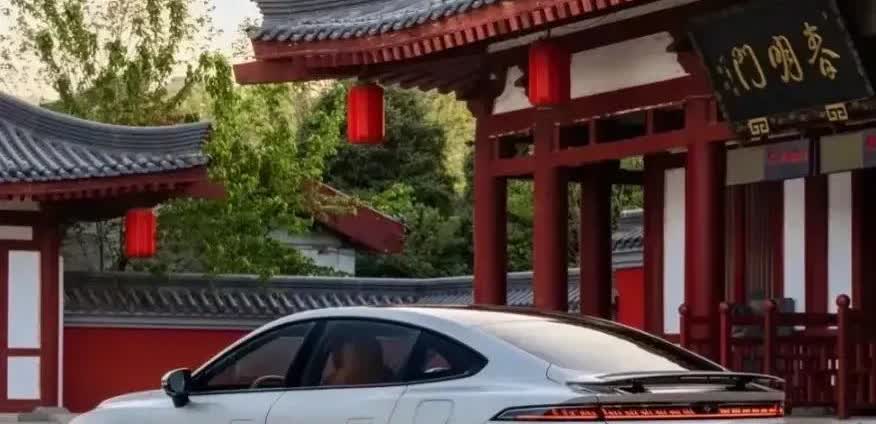 这就是赤裸裸的事实！ 
电车30万:使用10年，电费1万，卖1.5万； 
油