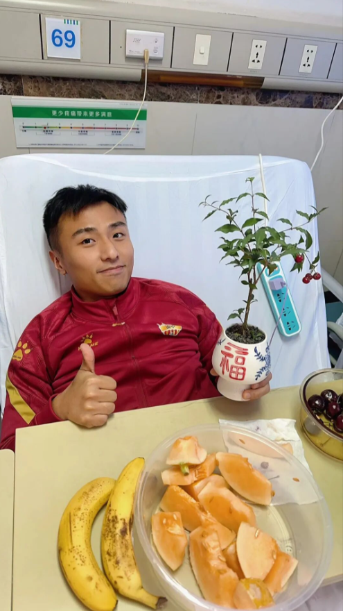 1月12日，因左脚腓骨骨折外加左脚踝韧带断裂，渝中半岛队3号球员李非亚在医院接受