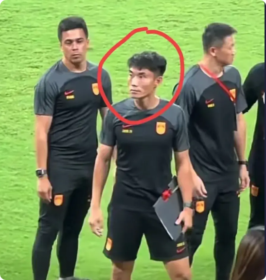 国足在世预赛的连番失利网络上很多人将其原因推向了中方教练组的郑智的。
郑智虽然是