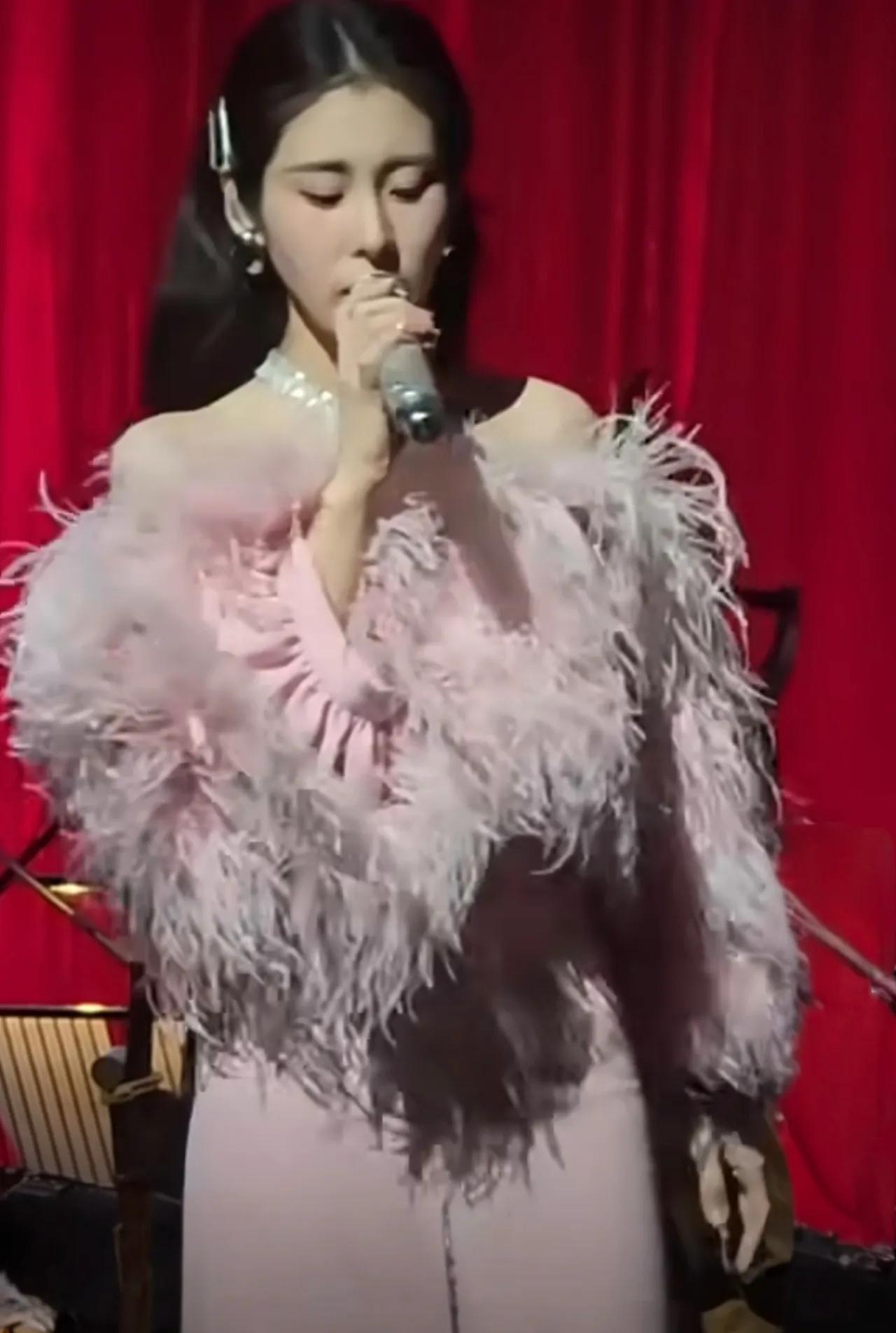 张碧晨 爱的史诗新加坡场太美啦！尽情释放热爱吧！喜欢舞台上闪闪发光的你，唱得尽兴