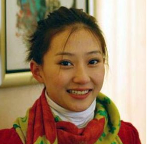 2005年，辽宁民间艺术团举办一场活动，一个青春靓丽的女孩儿过来给赵本山倒茶。赵