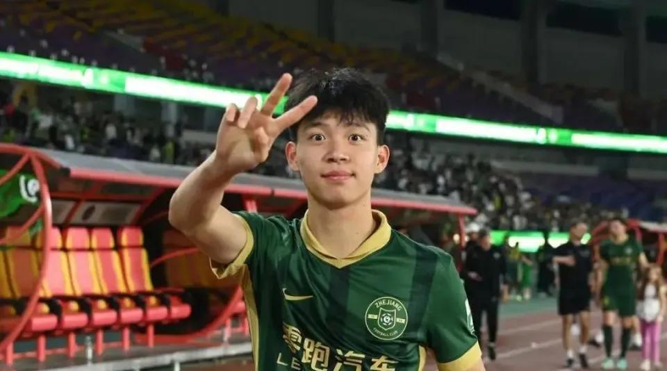 教练让我罚点球，18岁踢进国足首球，这事背后藏着青训的秘密通道
最近国足比赛里，