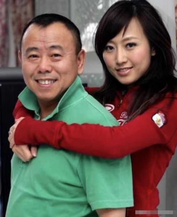 2012年，身价10亿的石磊娶了潘长江的女儿潘阳。潘长江对这个女婿很满意，但外孙