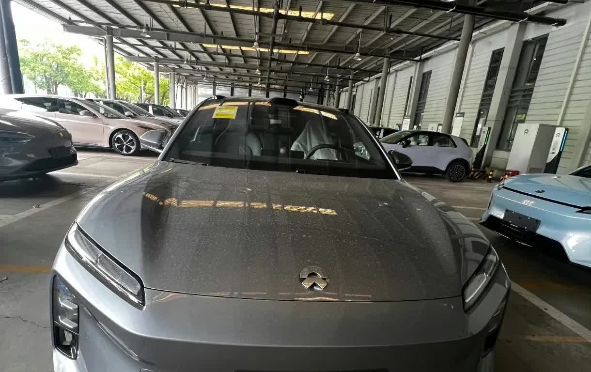 蔚来ET5银灰色高清实车大图，太好看了吧
金属漆面折射出晨露般的光晕，这抹东方