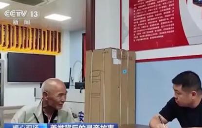 2024年，江西新余，一流浪汉捡到500元交给民警，民警好奇询问大爷为何这样做，