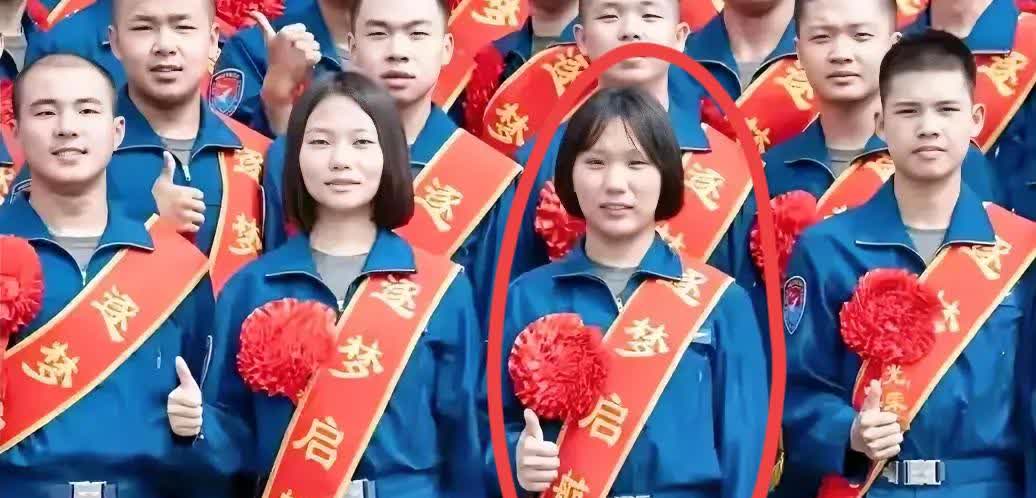 哇塞！
长春女飞行员刘忆北换新发型啦！
剪成利落短发，站C位拍照时，那
眼