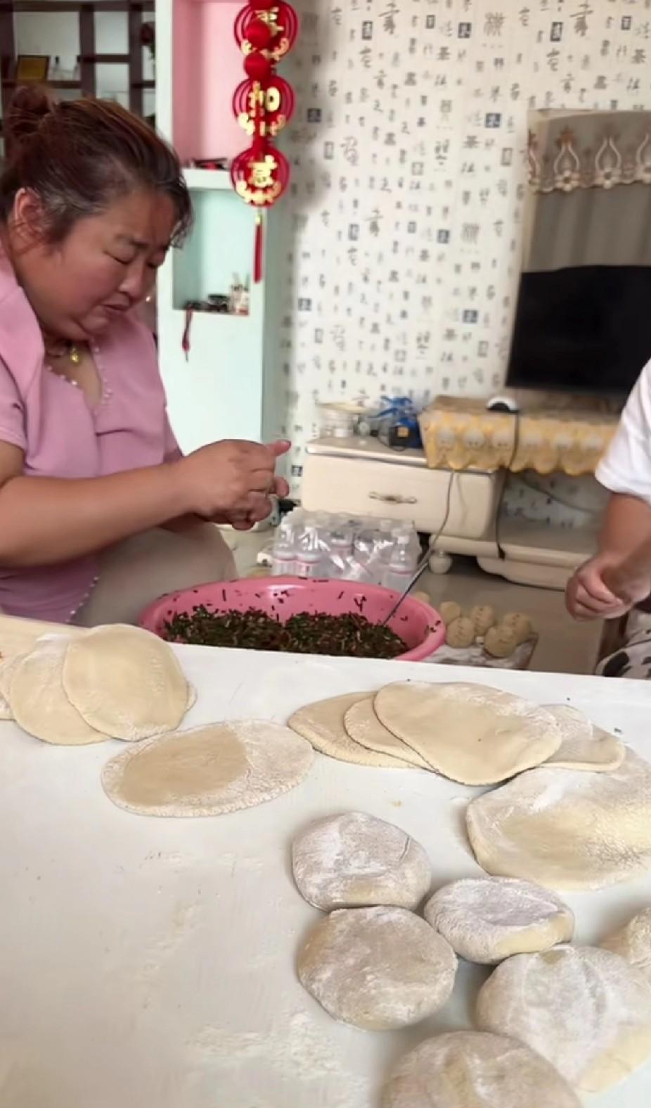    满爸满妈治家有方啊[赞]生活中很少见这大锅饭了，都是各过各的日子，除了过年