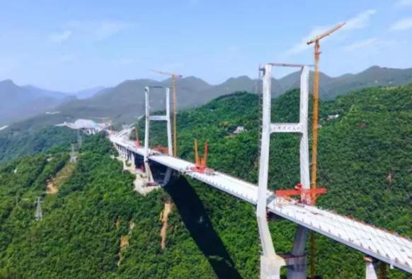 世界最宽斜拉桥成功合龙！
5月25日，湖北宜来高速柴埠溪特大桥震撼合龙！这座桥横