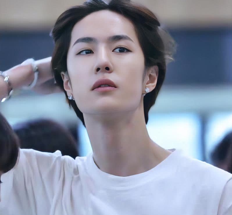 王一博不拍戏，背后肯定有高人指点，
现在他这个情况，
连乐华都拯救不了，
