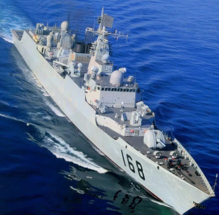 052B型驱逐舰舰长154米，宽16米，吃水6米，标准排水量5200吨，满载排水