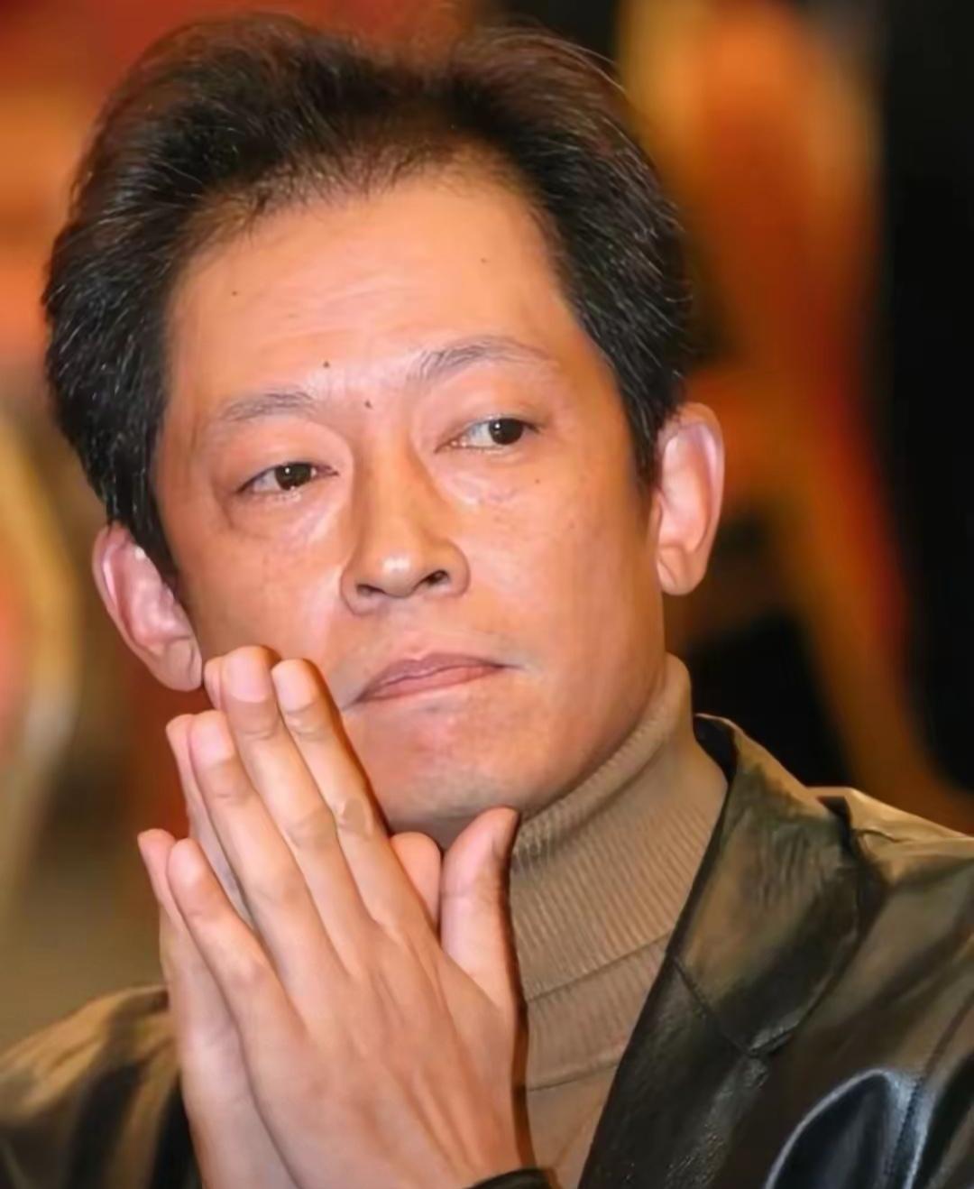 姜武一个电话邀戏，王志文只回一个字：“行”。
不问片酬、不看剧本，他毅然走进《7